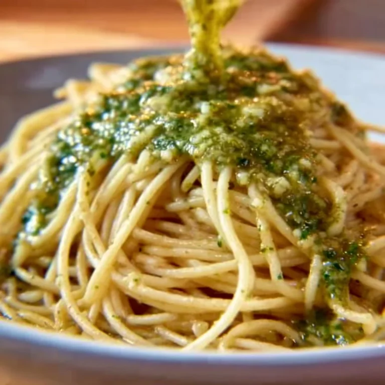 Delicious spaghetti with garlic and oil topped with parsley